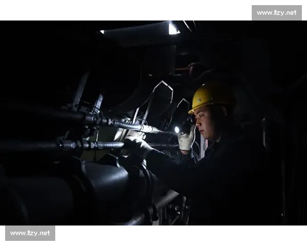 95 后小姐姐 10 分钟完成高空作业，电力行业逆袭成标杆